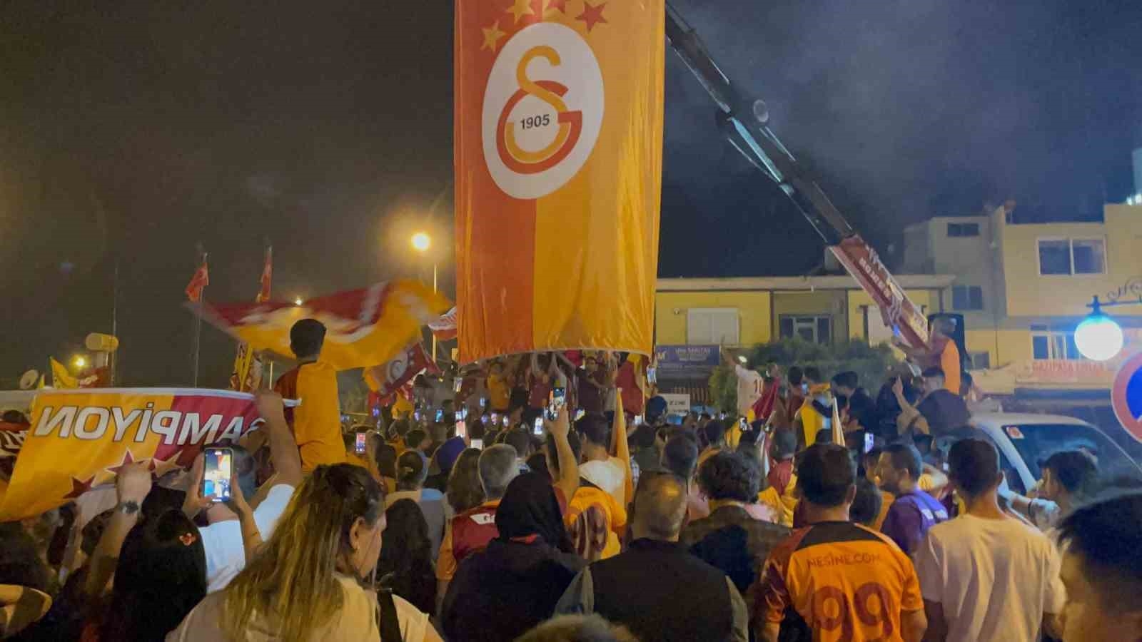 Antalya'da sarı-kırmızılı taraftarlar Fenerbahçe'nin temsili tabutunu kaldırdı