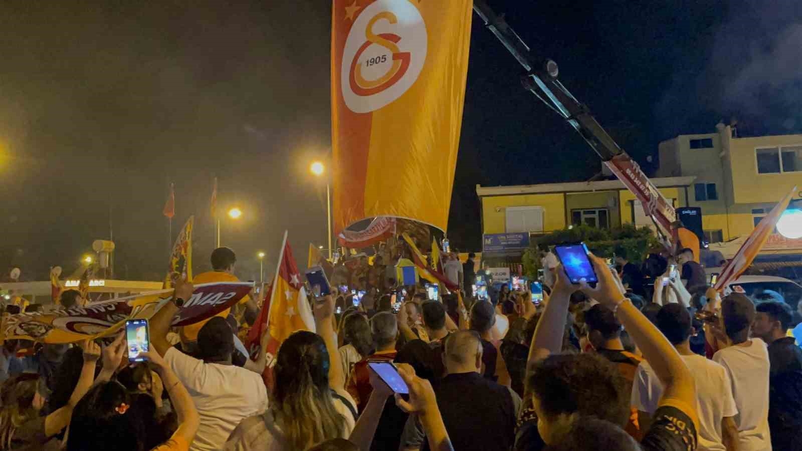 Antalya'da sarı-kırmızılı taraftarlar Fenerbahçe'nin temsili tabutunu kaldırdı