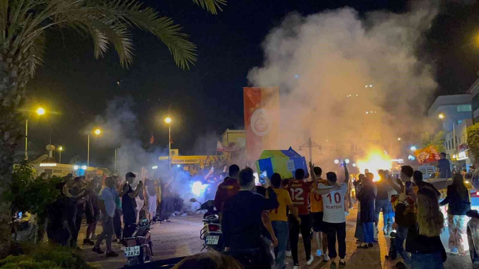 Antalya'da sarı-kırmızılı taraftarlar Fenerbahçe'nin temsili tabutunu kaldırdı