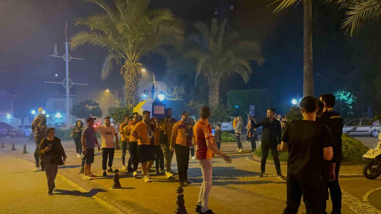 Antalya'da sarı-kırmızılı taraftarlar Fenerbahçe'nin temsili tabutunu kaldırdı