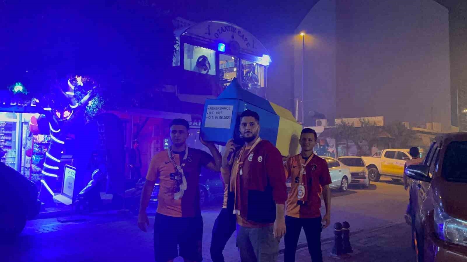 Antalya'da sarı-kırmızılı taraftarlar Fenerbahçe'nin temsili tabutunu kaldırdı