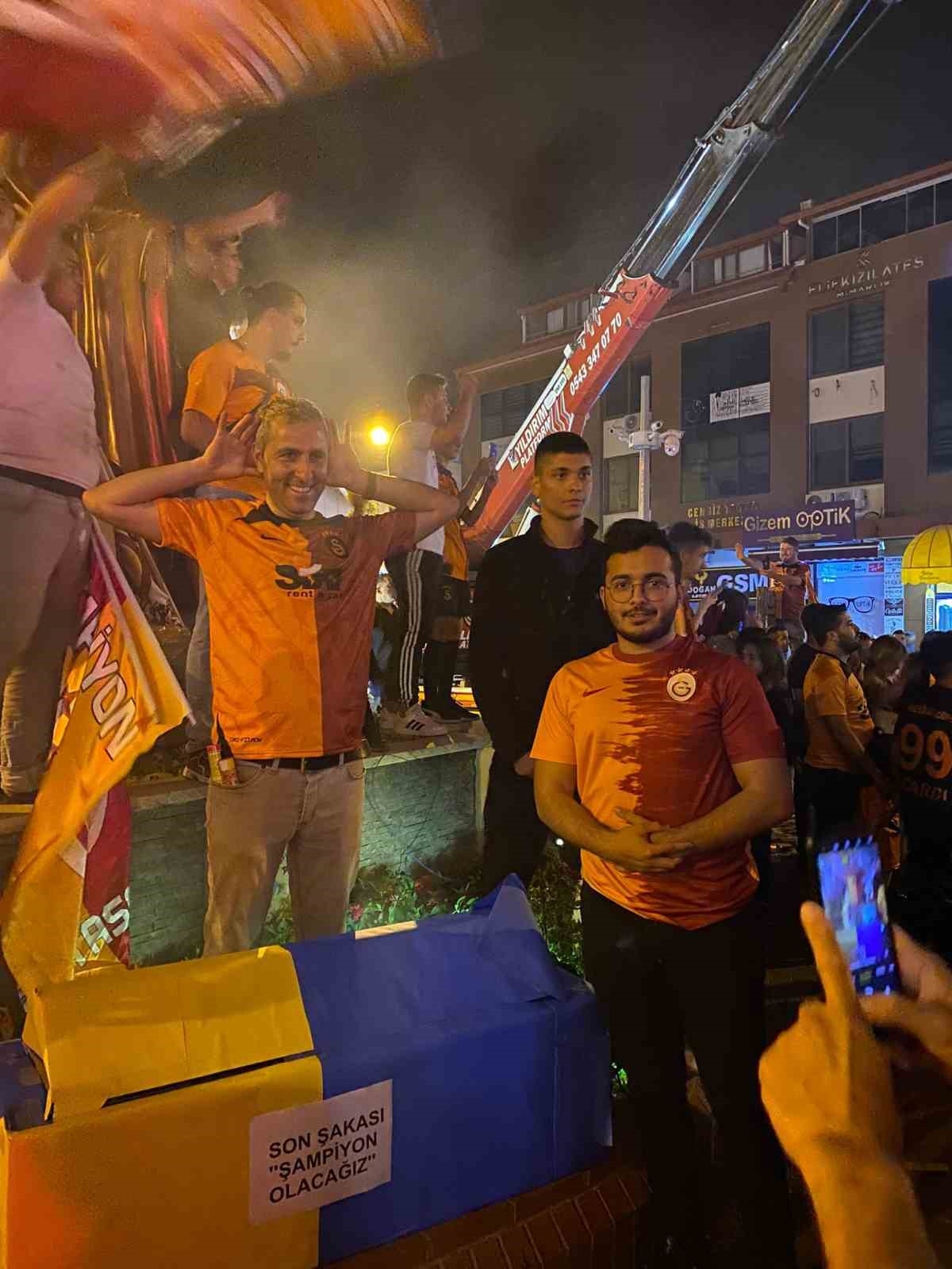 Antalya'da sarı-kırmızılı taraftarlar Fenerbahçe'nin temsili tabutunu kaldırdı