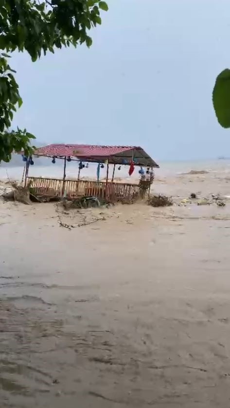 Antalya'da şiddetli yağmur;  otomobil sel sularıyla sürüklendi