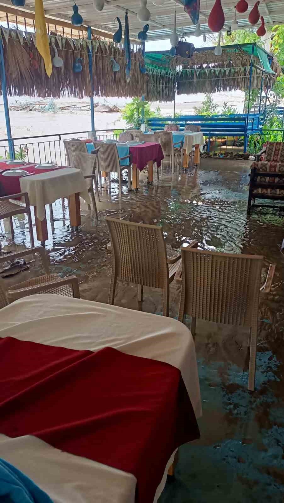 Antalya'da şiddetli yağmur;  otomobil sel sularıyla sürüklendi