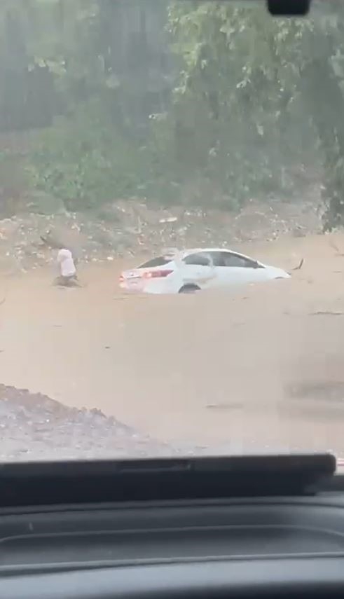 Antalya'da şiddetli yağmur;  otomobil sel sularıyla sürüklendi