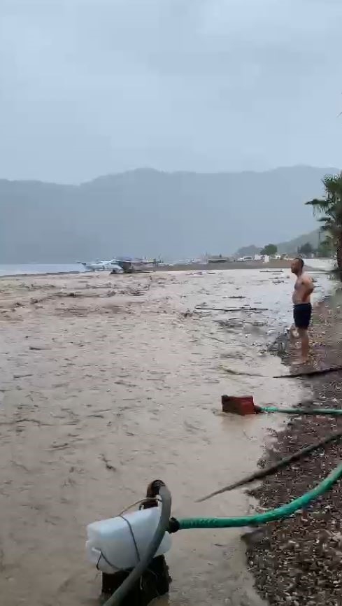 Antalya'da şiddetli yağmur;  otomobil sel sularıyla sürüklendi