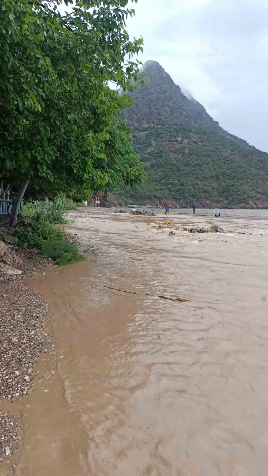 Antalya'da şiddetli yağmur;  otomobil sel sularıyla sürüklendi
