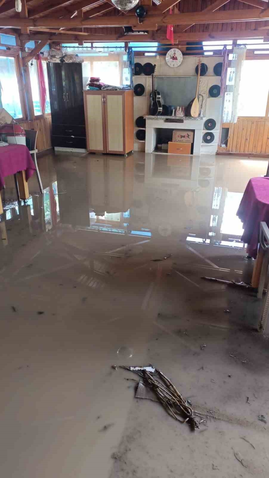 Antalya'da şiddetli yağmur;  otomobil sel sularıyla sürüklendi