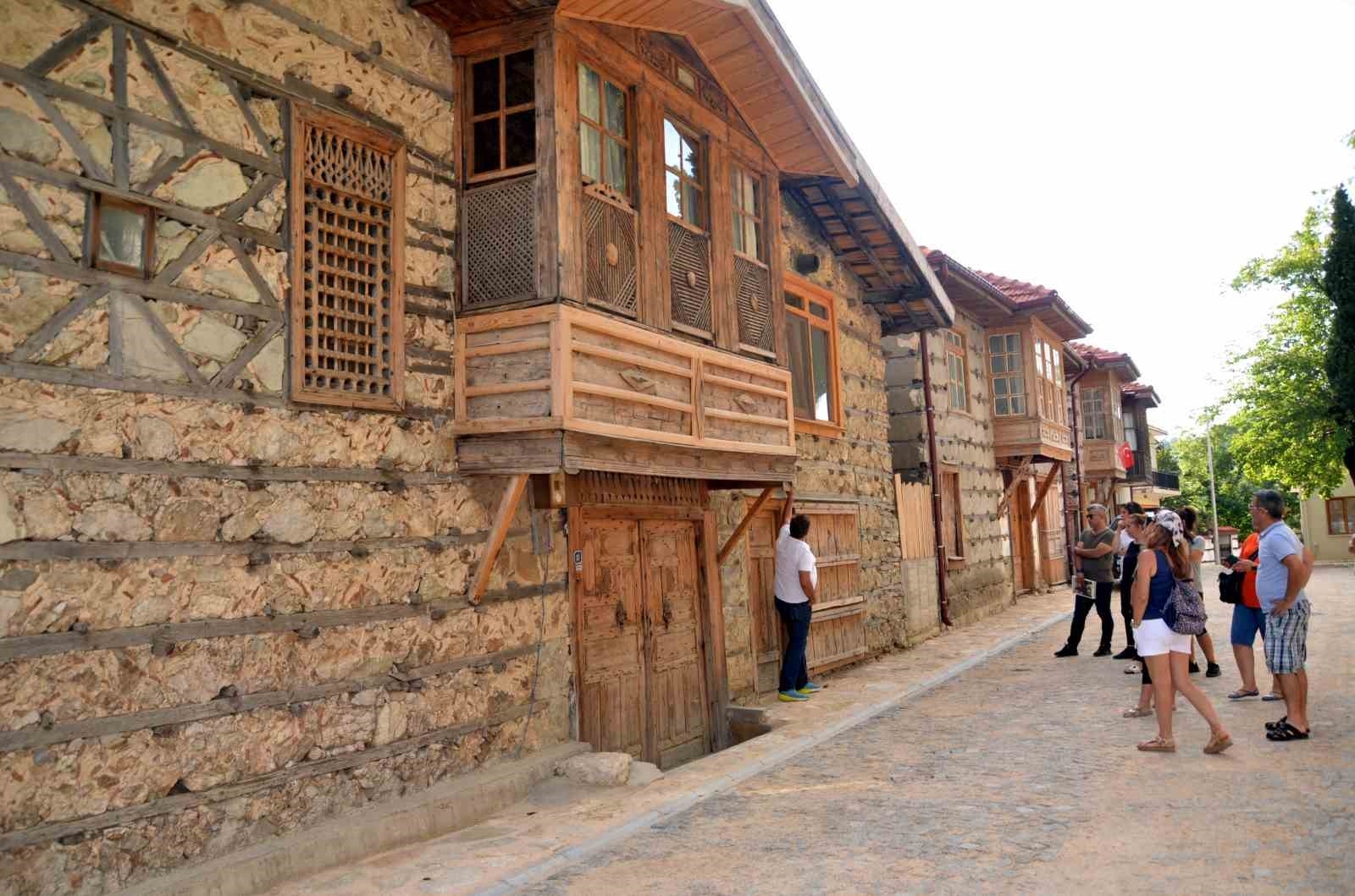 Antalya'nın düğmeli evlerinde yılda 8 bin kişi konaklıyor