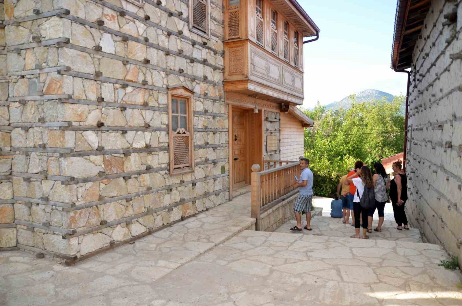 Antalya'nın düğmeli evlerinde yılda 8 bin kişi konaklıyor