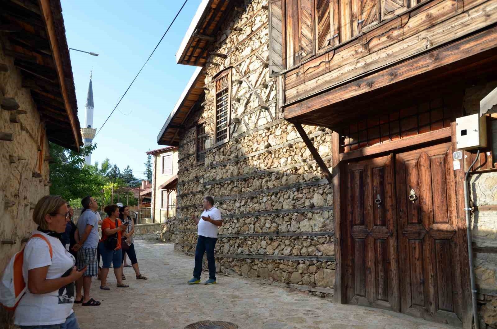 Antalya'nın düğmeli evlerinde yılda 8 bin kişi konaklıyor
