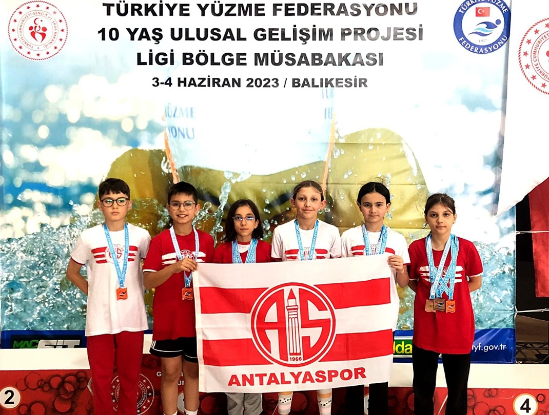 Antalyaspor'un minik kulaçları ilk ulusal yarışta kürsüye uzandı
