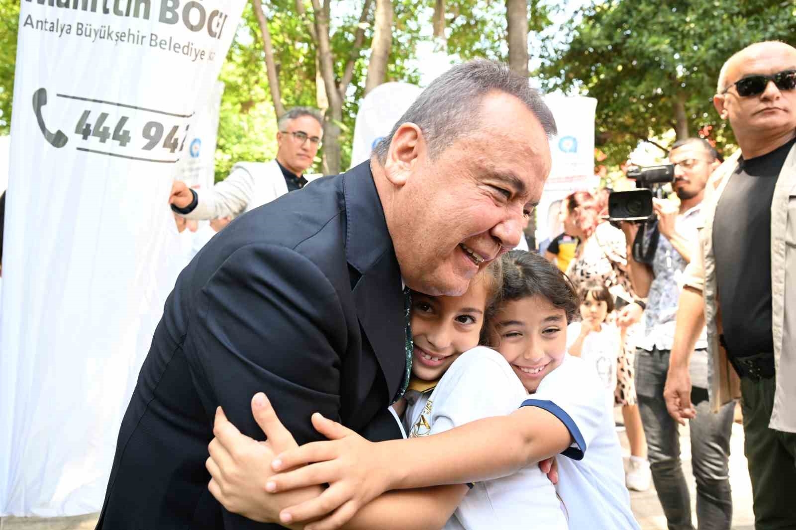 Başkan Böcek: "Gelecek nesillere temiz bir çevre bırakmak istiyoruz"
