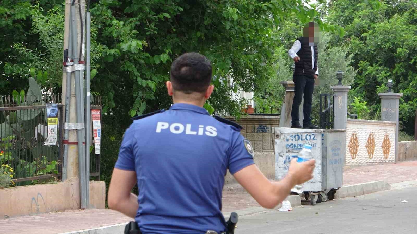 Bıçağı boğazına dayayıp korku dolu anlar yaşattı !