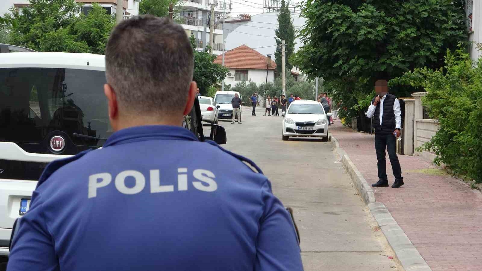 Bıçağı boğazına dayayıp korku dolu anlar yaşattı !