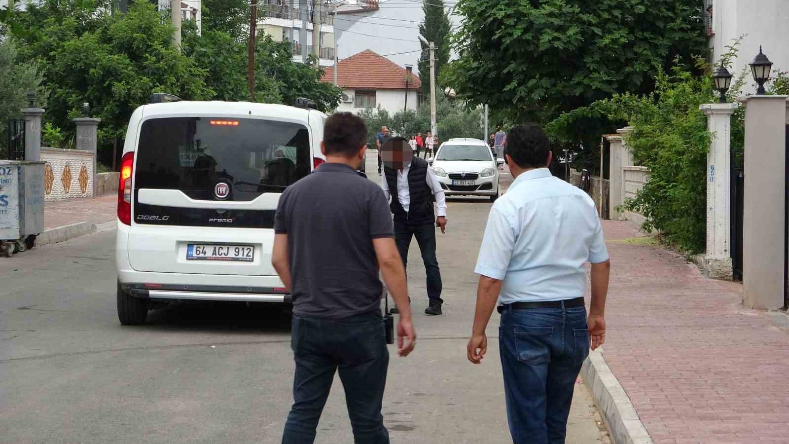 Bıçağı boğazına dayayıp korku dolu anlar yaşattı !