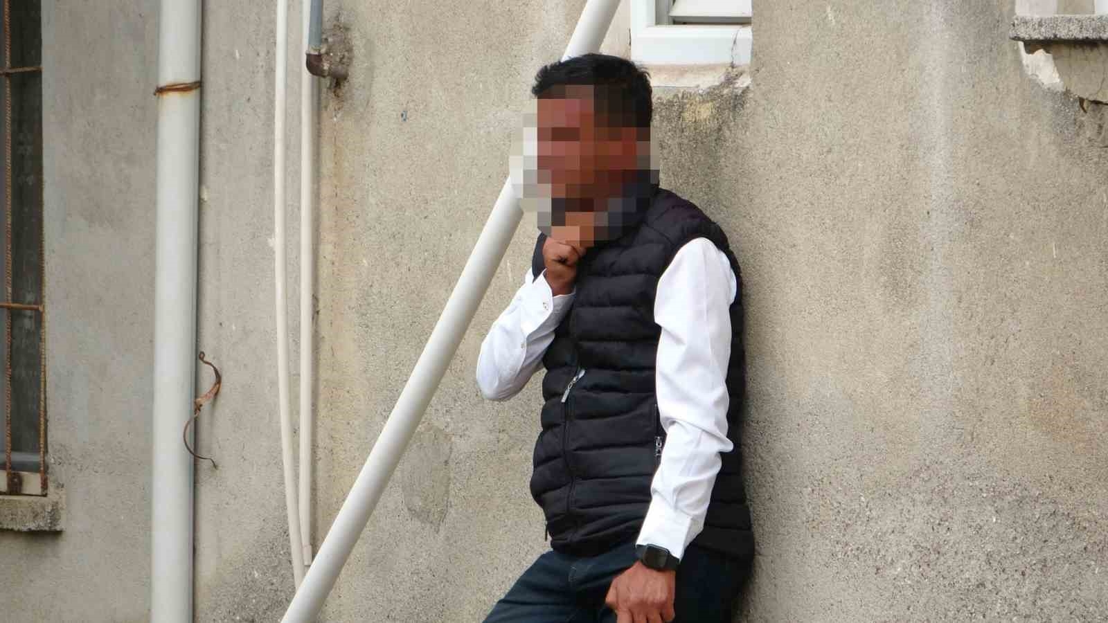 Bıçağı boğazına dayayıp korku dolu anlar yaşattı !