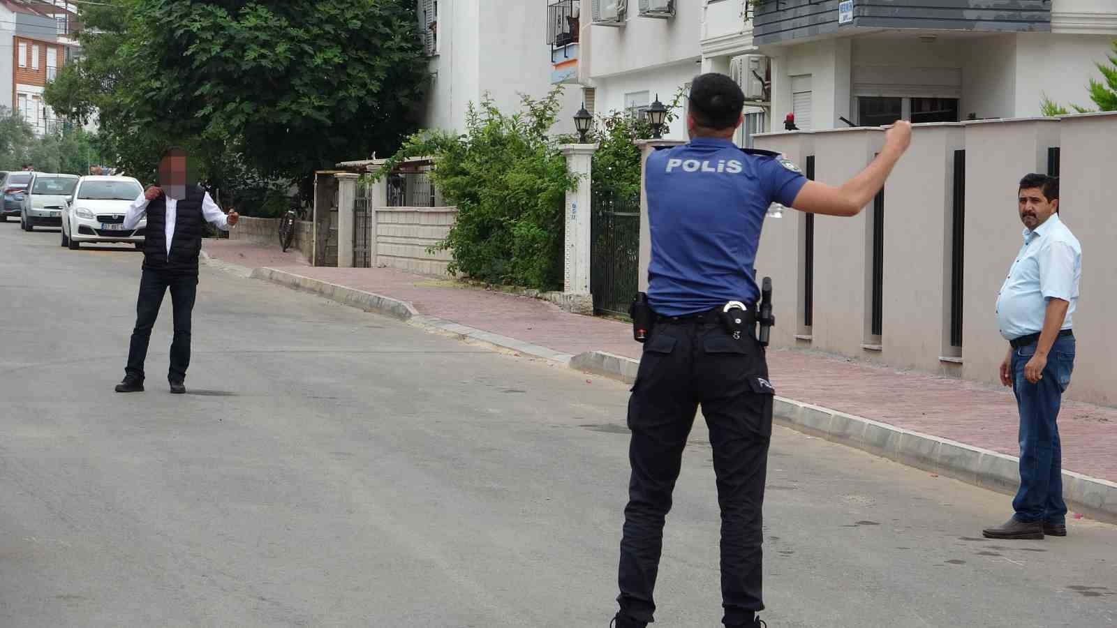 Bıçağı boğazına dayayıp korku dolu anlar yaşattı !
