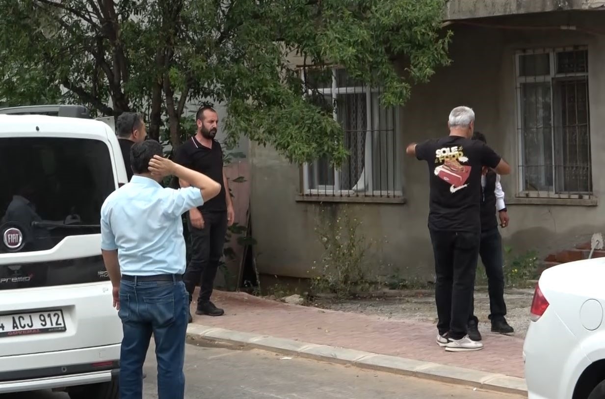 Bıçağı boğazına dayayıp korku dolu anlar yaşattı !