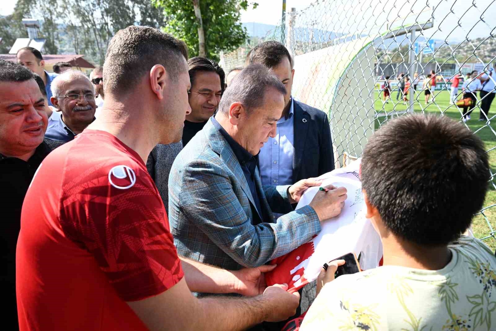 Çiftçi Kupası'nın başlama vuruşunu Başkan Böcek yaptı