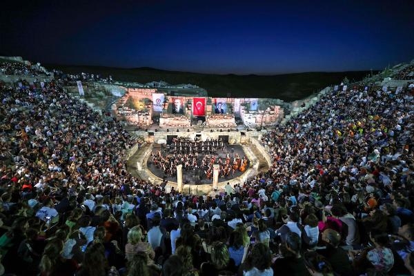 Cumhurbaşkanlığı Senfoni Orkestrası, antik tiyatroda konser verdi