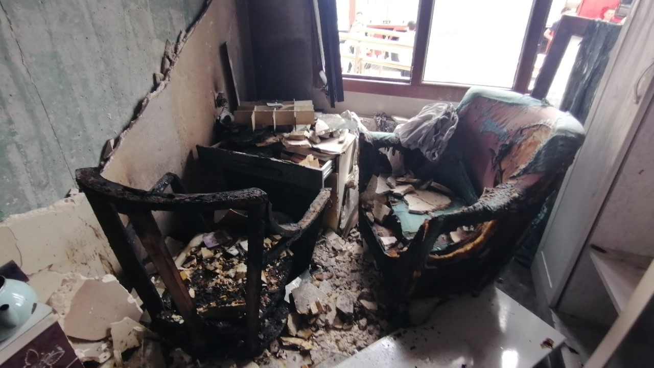 Dikkat sizin de başınıza gelebilir. Şarjdaki telefon evi savaş alanına çevirdi !