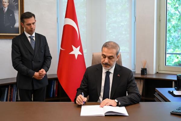 Dışişleri Bakanı Fidan, Berlusconi'nin cenazesine katıldı