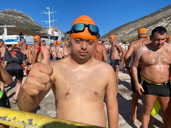 Down sendromlu Gökhan, açık suda 7 km yüzerek bir ilki gerçekleştirdi