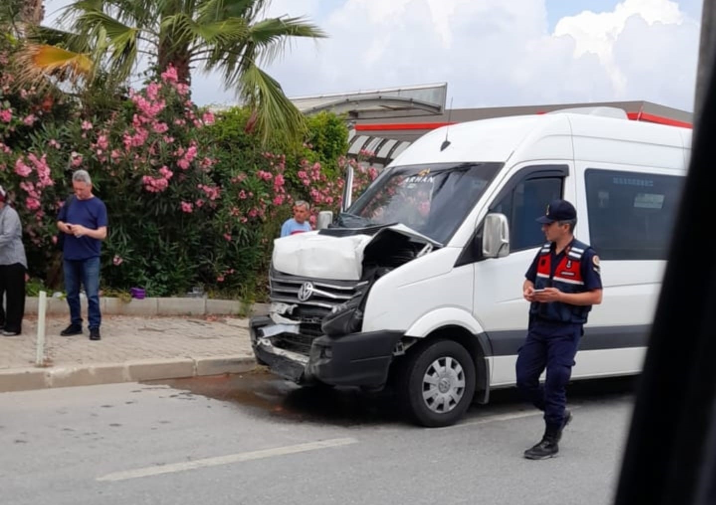 Fren yapan minibüs otoyolu birbirine kattı: 2'si turist 6 yaralı