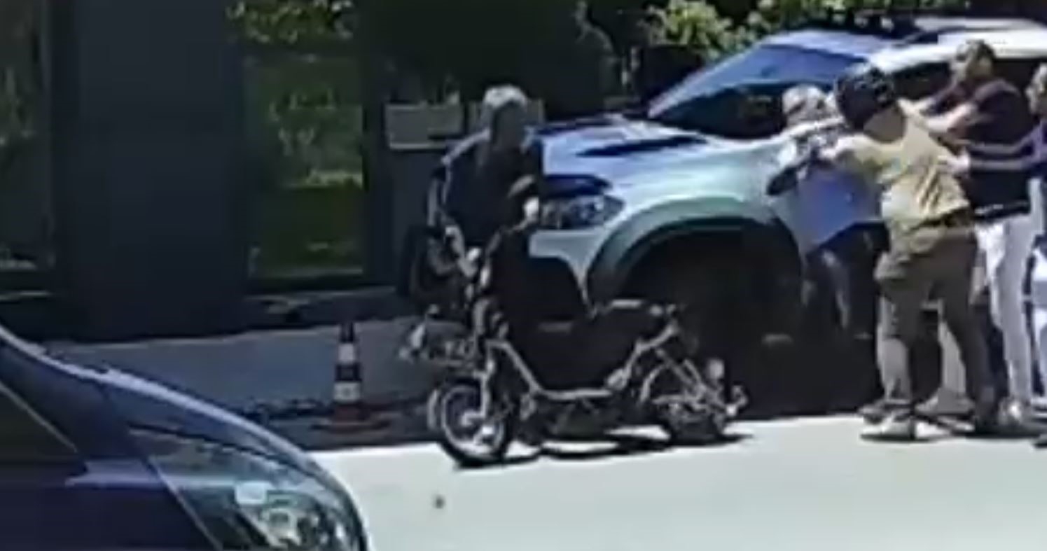 Hırsızdan "yok artık" dedirten davranış: Trafikte kavga eden adamın motosikletini çaldı