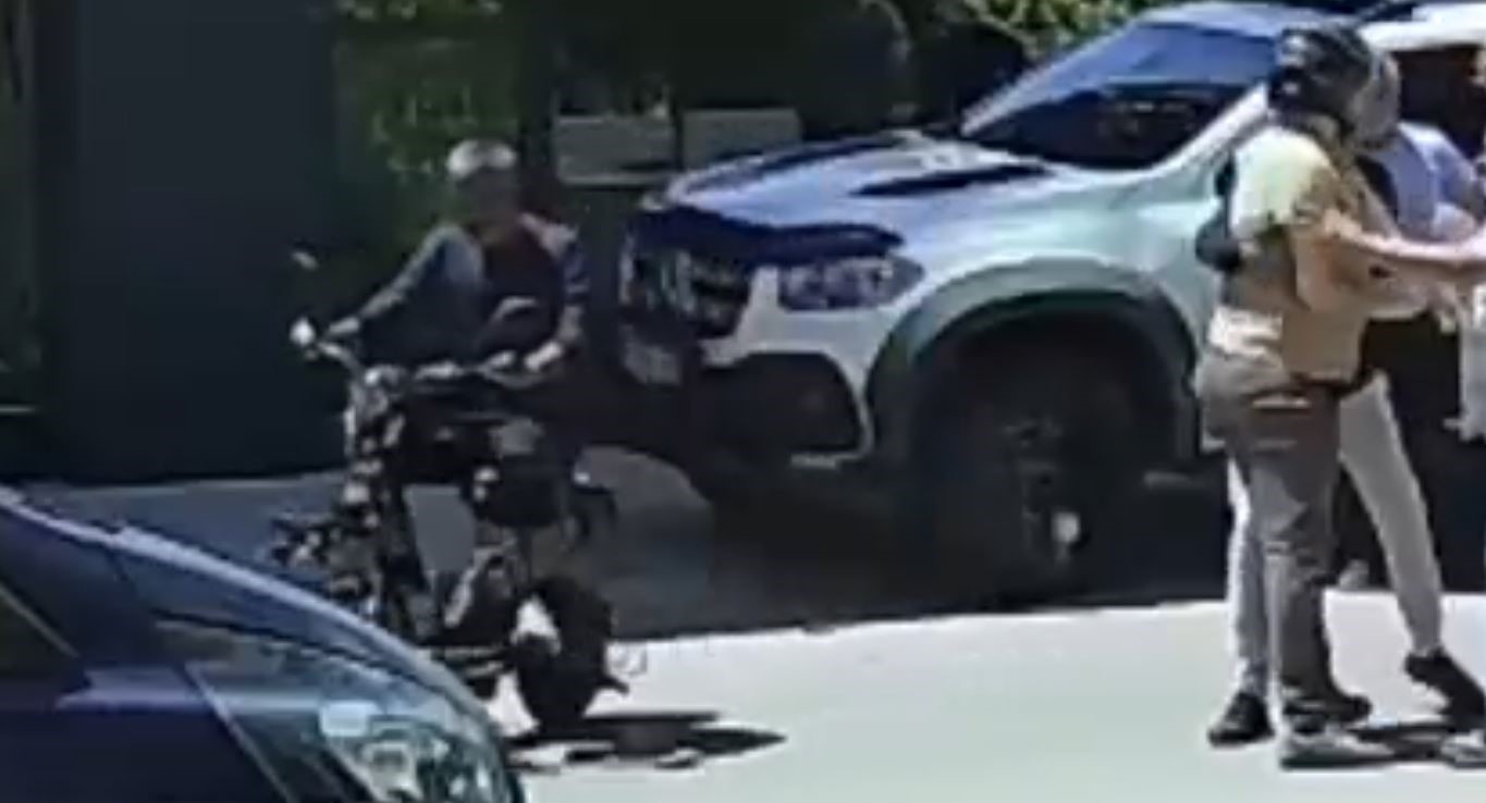 Hırsızdan "yok artık" dedirten davranış: Trafikte kavga eden adamın motosikletini çaldı