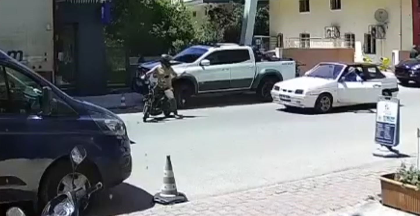 Hırsızdan "yok artık" dedirten davranış: Trafikte kavga eden adamın motosikletini çaldı