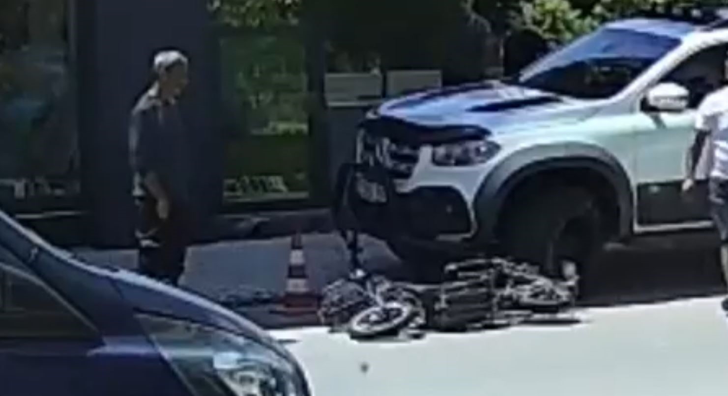 Hırsızdan "yok artık" dedirten davranış: Trafikte kavga eden adamın motosikletini çaldı