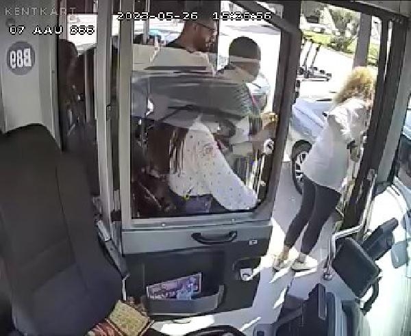 Kadın otobüs şoförüne bıçak çekilen tartışmanın görüntüleri ortaya çıktı