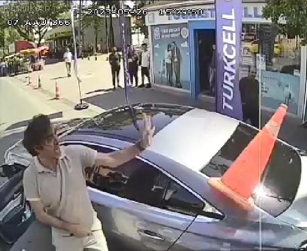Kadın otobüs şoförüne bıçak çekilen tartışmanın görüntüleri ortaya çıktı