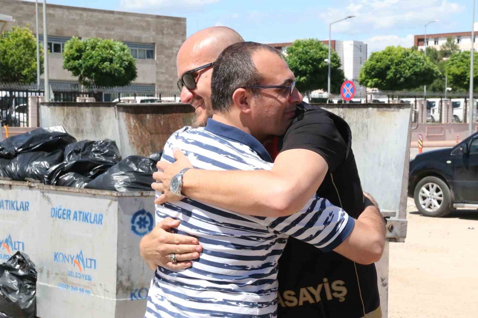 Kavga sırasında çalınan elektrikli bisikletini bir anda karşısında görünce polislere sarıldı