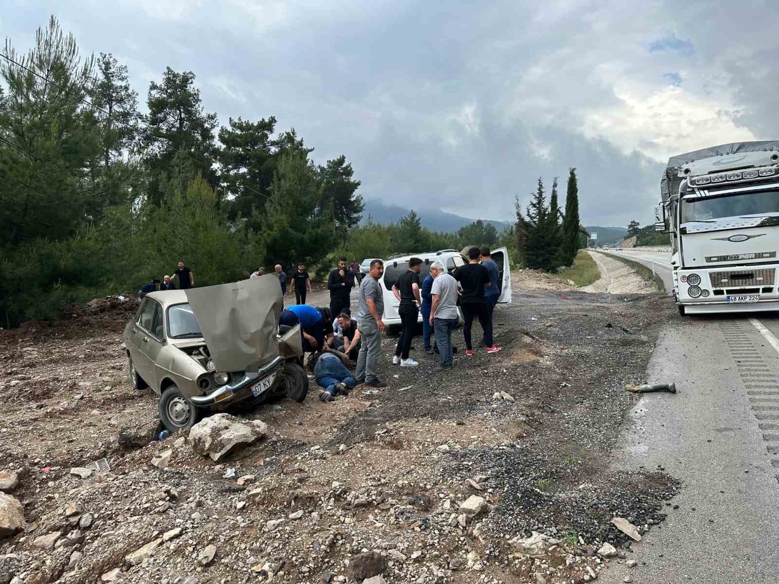 Kaza yaptığı otomobilden fırlayan sürücü ağır yaralandı