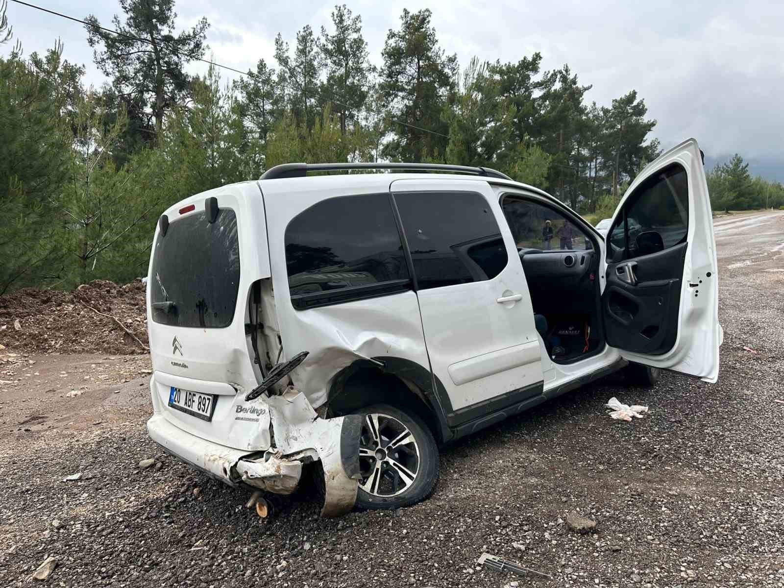 Kaza yaptığı otomobilden fırlayan sürücü ağır yaralandı