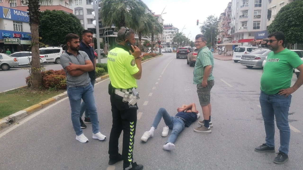 Kazada yaralanan motosiklet sürücüsüne ilk müdahaleyi olay yerindeki doktor yaptı