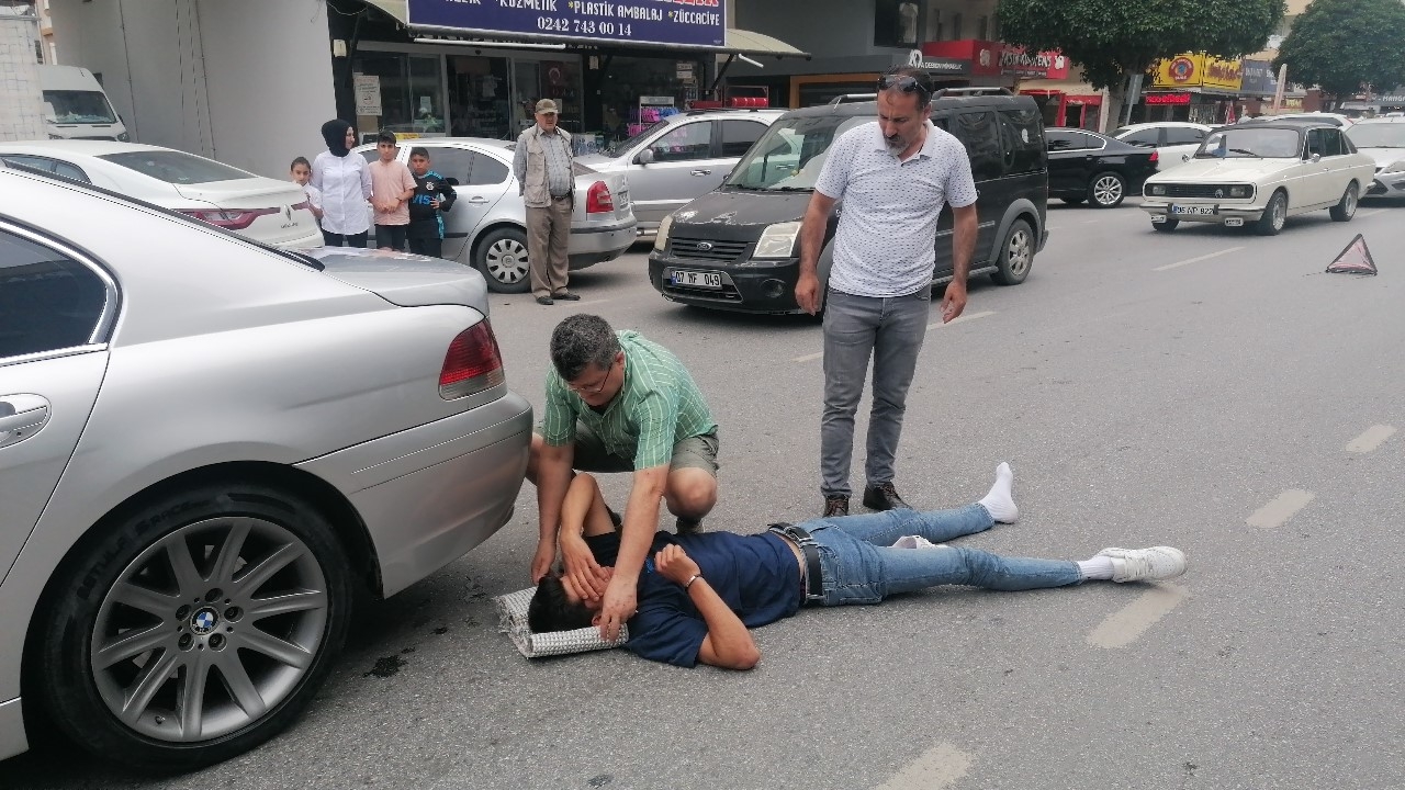 Kazada yaralanan motosiklet sürücüsüne ilk müdahaleyi olay yerindeki doktor yaptı