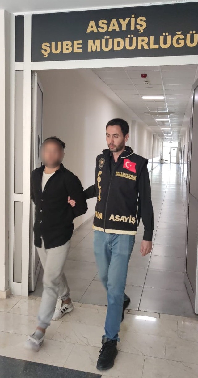 Kendisini polis olarak tanıtıp yabancı uyruklu şahısları 5 milyon TL dolandırdı