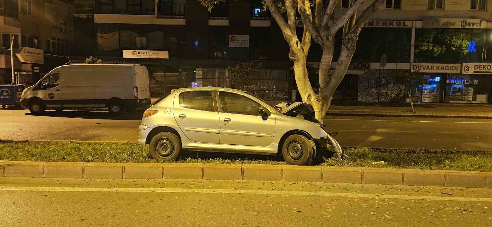 Kontrolden çıkan otomobil, ağaca çarparak durabildi