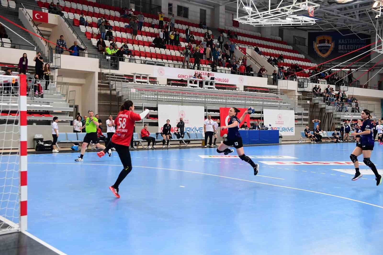Mavi Kelebeklerden lig şampiyonluğu yolunda önemli adım