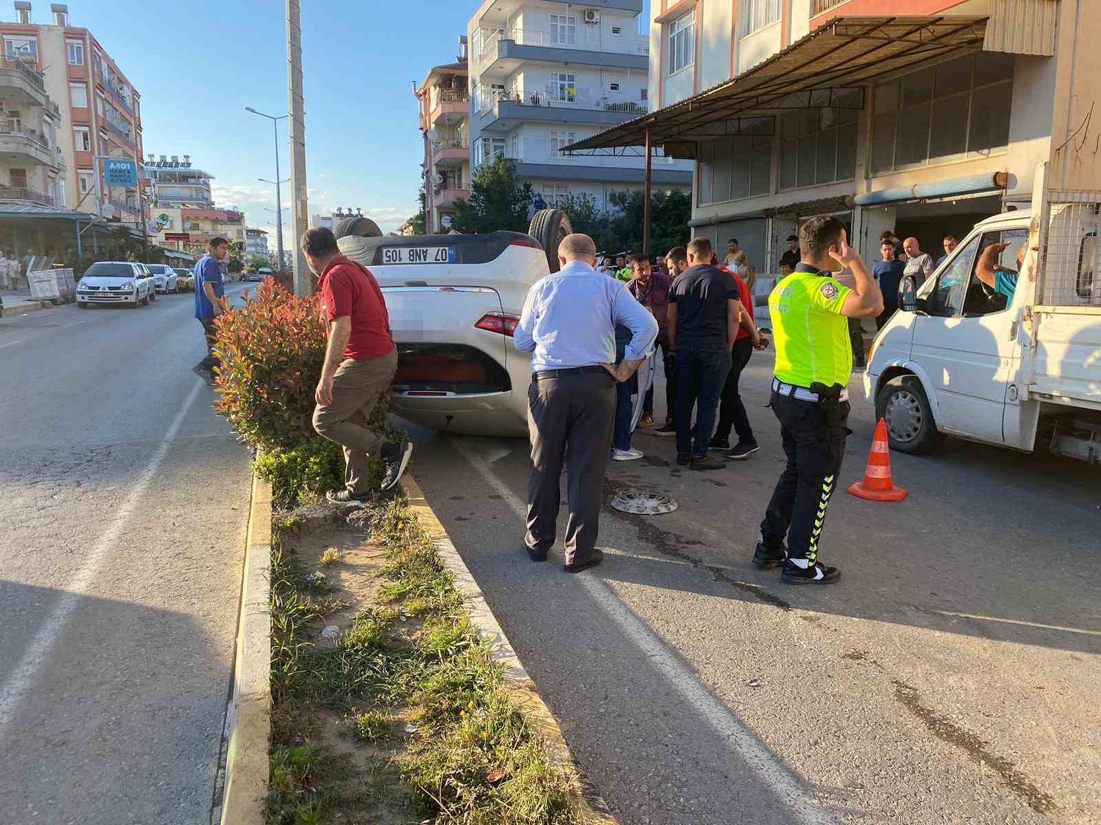 Önüne çıkan araca çarpmamak için direksiyonu kırdı, refüje çıkıp ters döndü