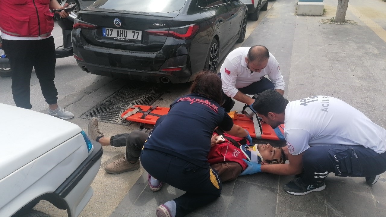 Otomobilin çarpıp kaçtığı motosikletli kurye yaralandı