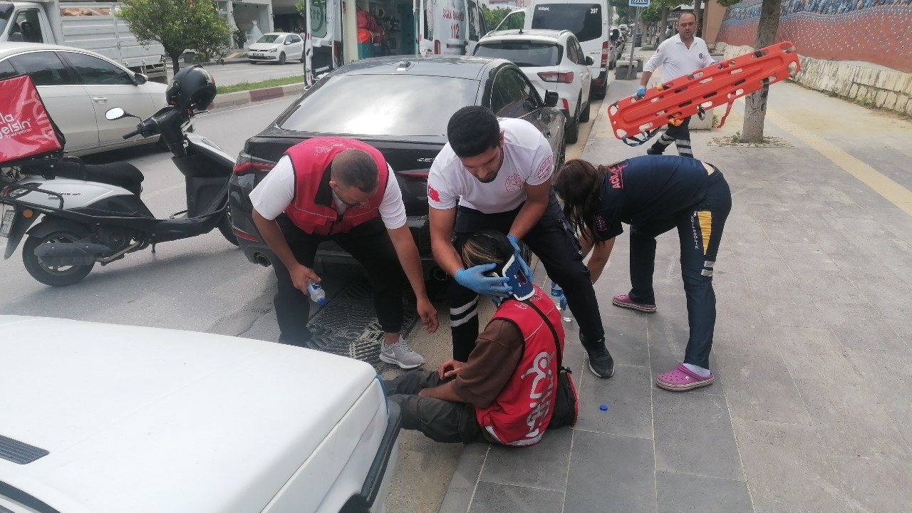 Otomobilin çarpıp kaçtığı motosikletli kurye yaralandı