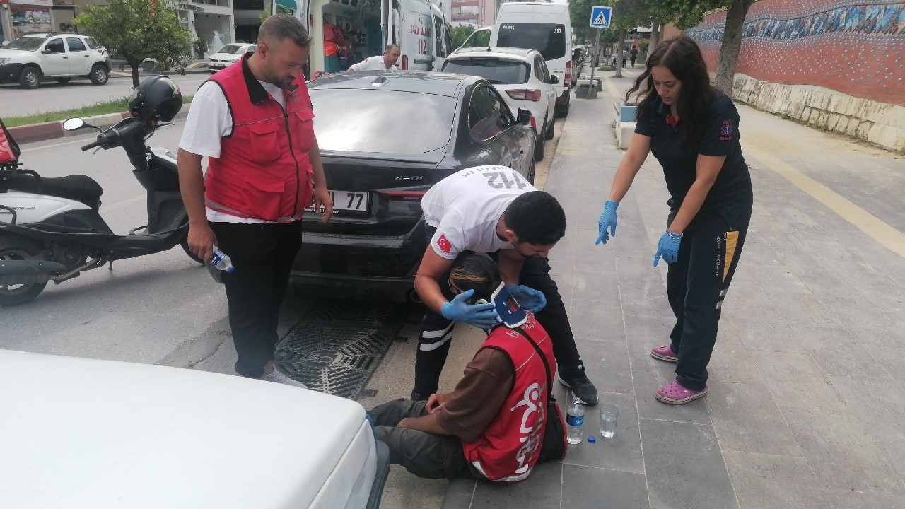 Otomobilin çarpıp kaçtığı motosikletli kurye yaralandı