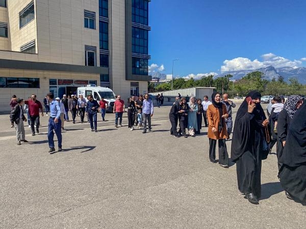 Papağanı kurtarmak isterken elektrik akımına kapılan Halil, öldü