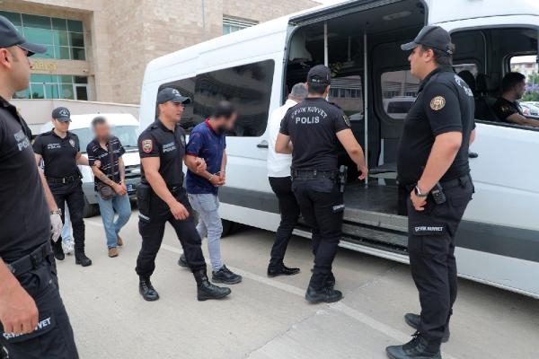 Polis aranan 60 kişiyi yakaladı