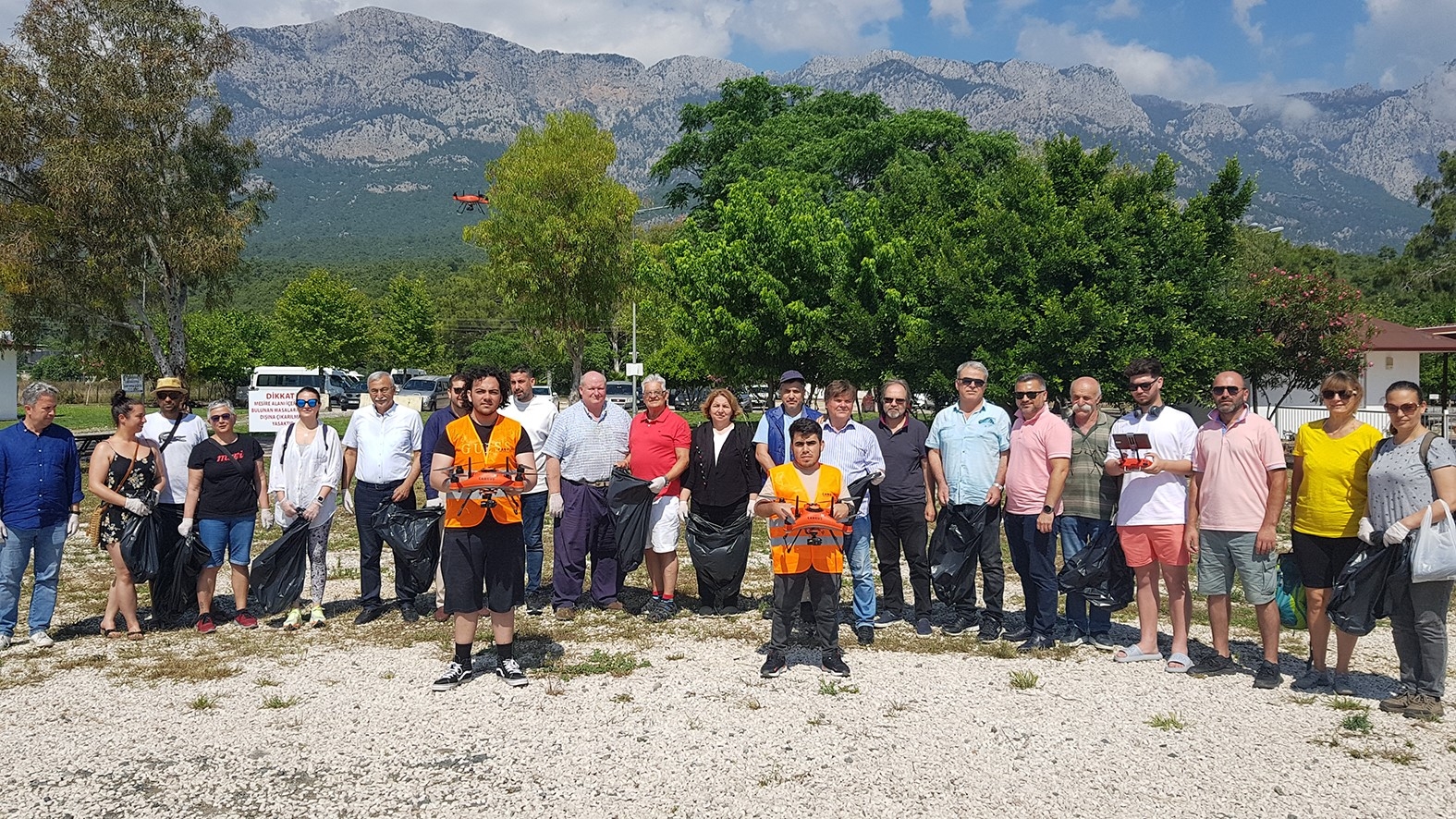 Sahildeki çöpler dronla toplandı